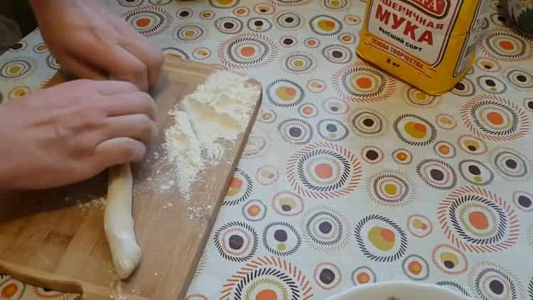 Pour faire cuire le manteau dans une mijoteuse, déroulez la pâte
