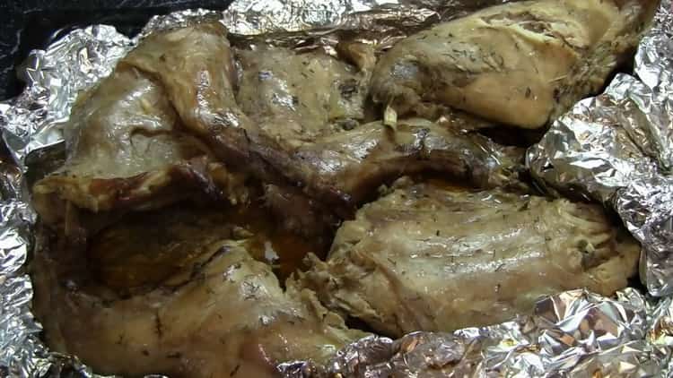 Para cocinar la marinada de conejo en el horno, hornee la carne