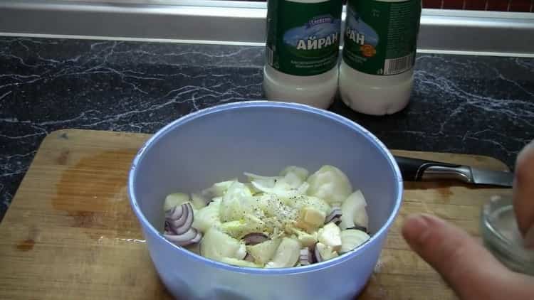 Para preparar la marinada de conejo en el horno, mezcla los ingredientes.