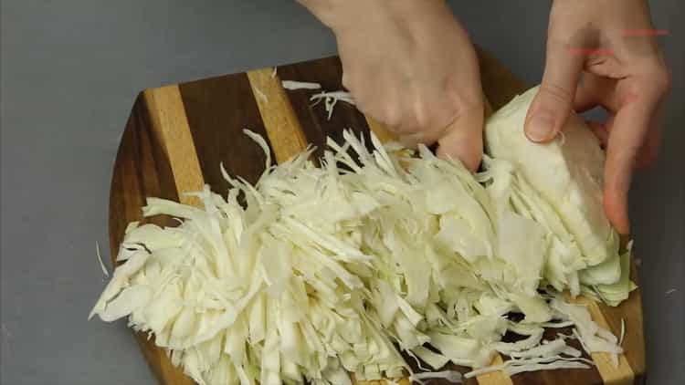 Para cocinar estofado de verduras en una olla de cocción lenta, corte el repollo