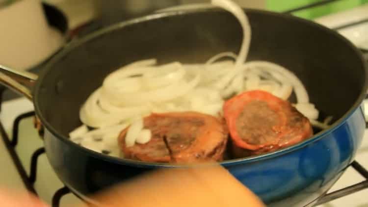 Para preparar medallones de carne, prepare los ingredientes.