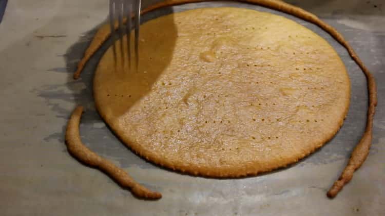 Para hacer un pastel de miel con crema agria, hornee el pastel