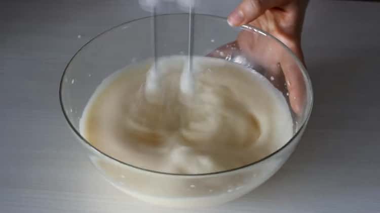 Para hacer un pastel de miel con crema agria, bata los huevos.