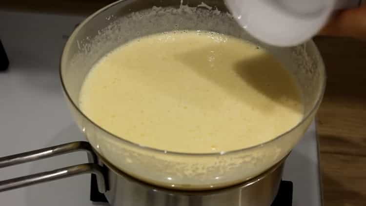 Pour faire un gâteau au miel avec de la crème sure, brasser les ingrédients pour la pâte