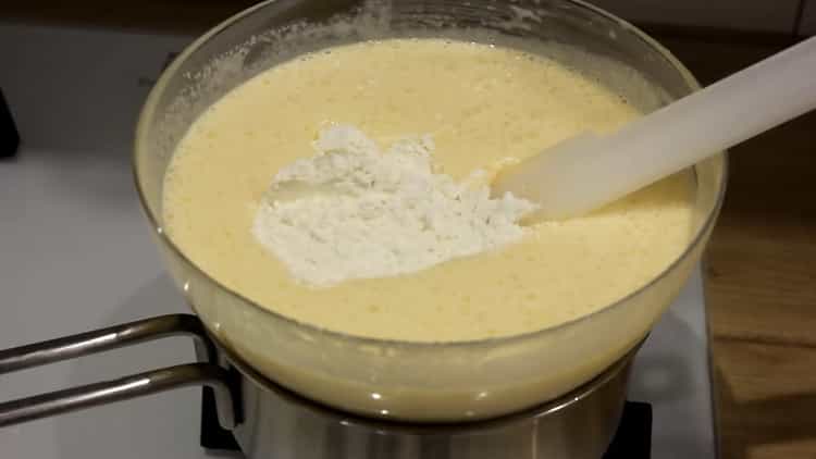 Da biste pripremili medni kolač sa kiselim vrhnjem, dodajte brašno u tijesto