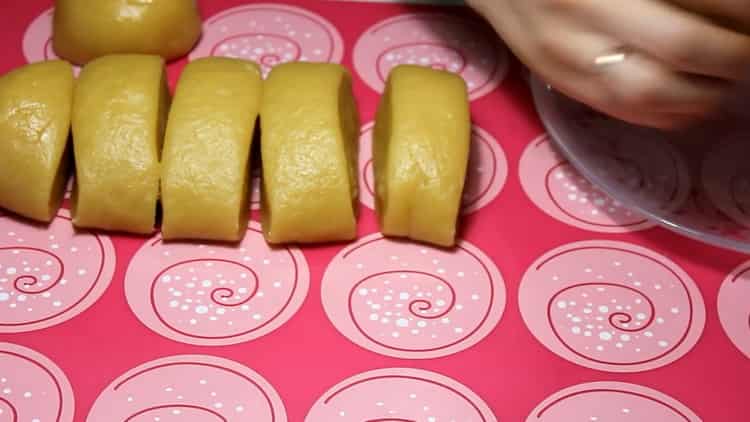 Para hacer un pastel de miel con crema agria, divida la masa en trozos