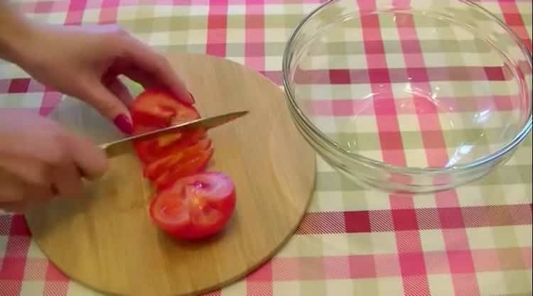 Da biste napravili mini pizzu na kruh, izrežite rajčicu