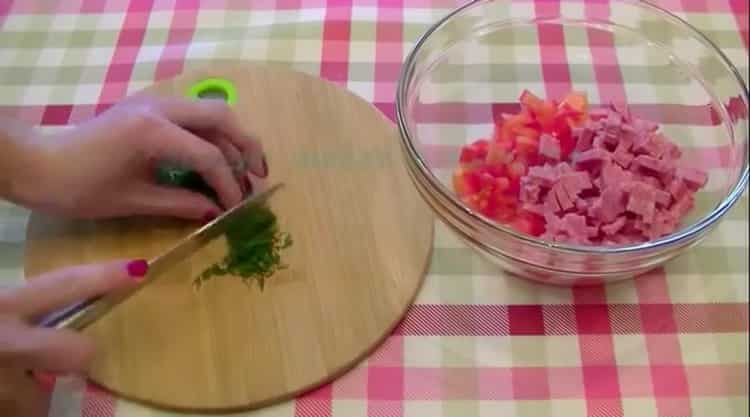 Para hacer una mini pizza en un pan, corte las verduras