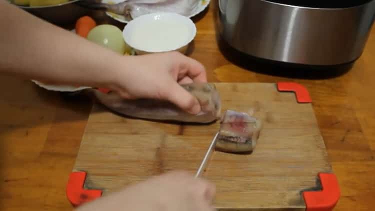 Para preparar el abadejo en una olla de cocción lenta, prepare los ingredientes.