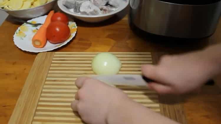 Para cocinar el abadejo en un multivark, corte la cebolla