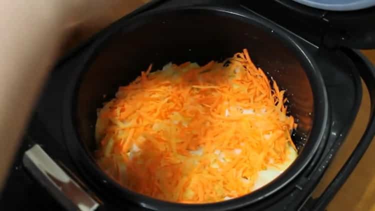 Para cocinar el abadejo en una olla de cocción lenta, coloque las verduras sobre las papas.