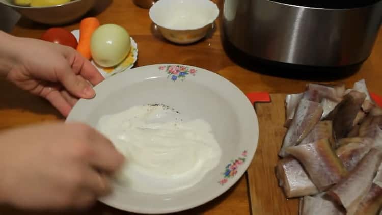 Para preparar abadejo en una olla de cocción lenta, prepare crema agria