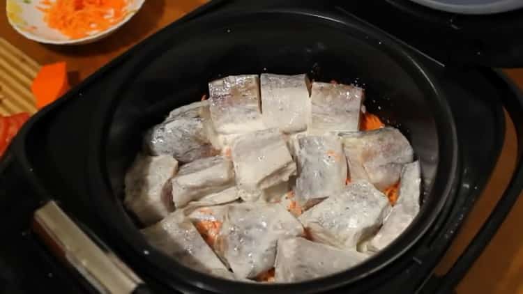Para cocinar el abadejo en una olla de cocción lenta, ponga el pescado sobre las verduras.