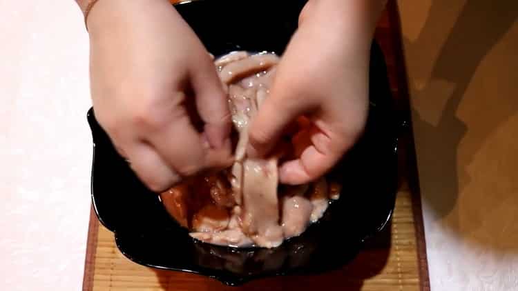 Selon la recette pour faire du lait de poisson de saumon. préparer les ingrédients