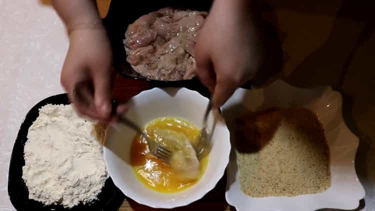 De acuerdo con la receta para hacer leche con salmón pescado. preparar empanado