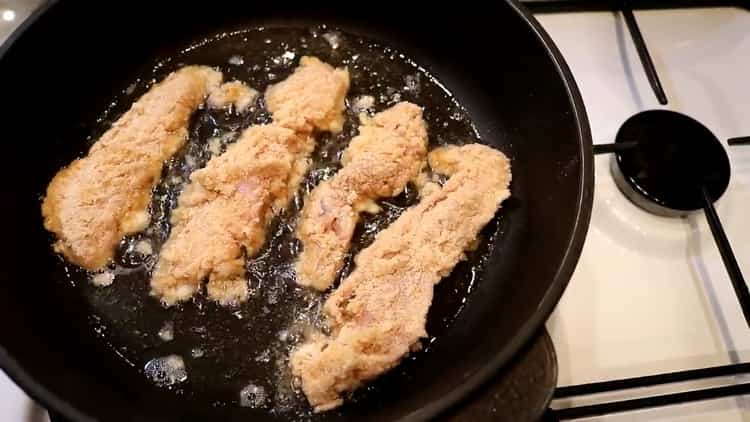 Selon la recette pour faire du lait de poisson de saumon. chauffer l'huile