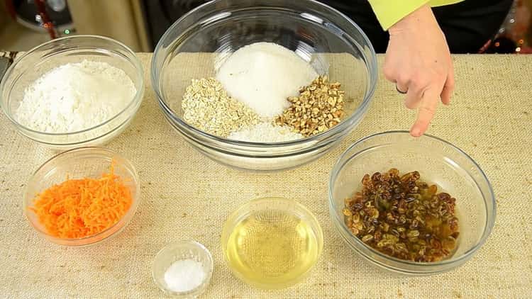 Pentru a pregăti prăjiturele cu morcovi, pregătiți ingredientele