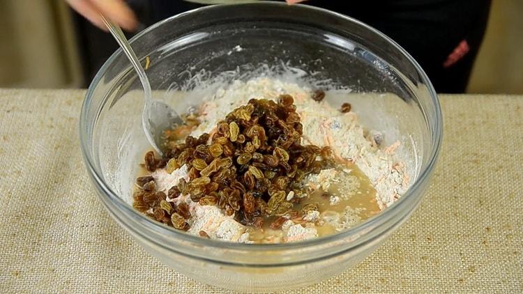 Adăugați stafide pentru a face prăjituri cu morcovi