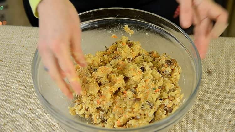 Para mezclar galletas de zanahoria, mezcle los ingredientes.