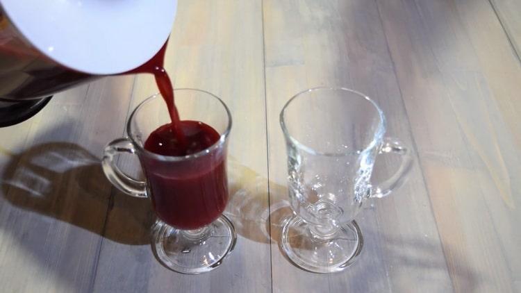 See how to make fruit juice from frozen berries
