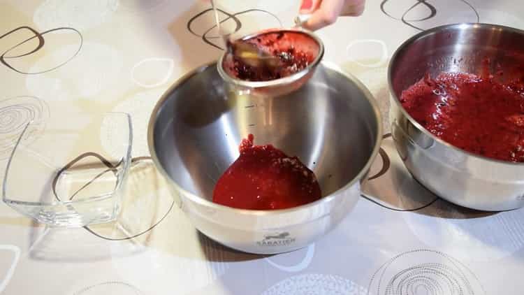 Para hacer jugo de frutas a partir de bayas congeladas, tamice las bayas a través de un tamiz