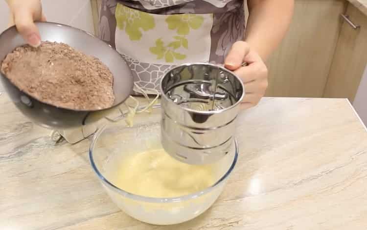 Prosijte sastojke da napravite mramorne kolačiće.