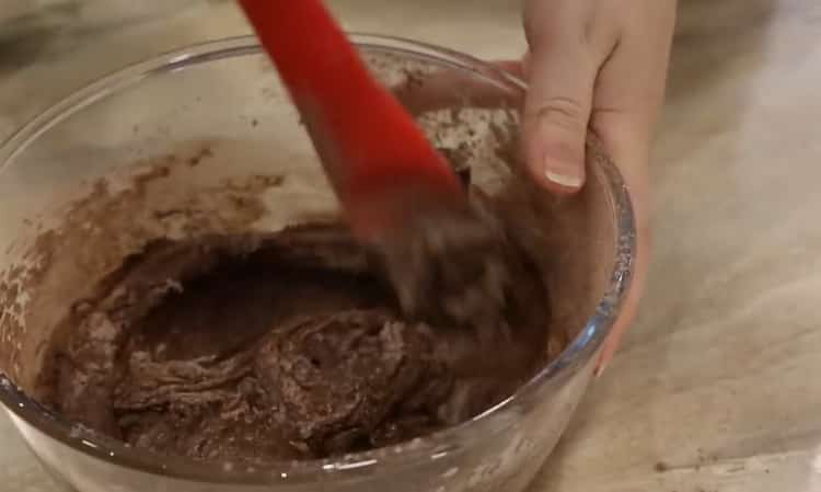 Zamijesite tijesto da napravite mramorne kolačiće.