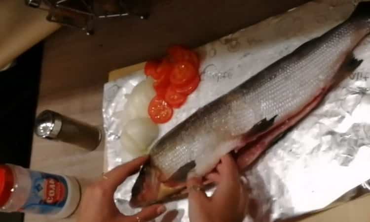 Para cocinar pescado Muscone, salar el pescado