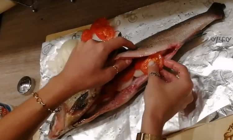Para cocinar un pescado Muscone, ponga el relleno en el pescado.
