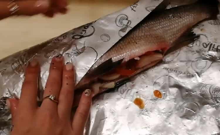 Para cocinar pescado Muscone, prepare papel de aluminio