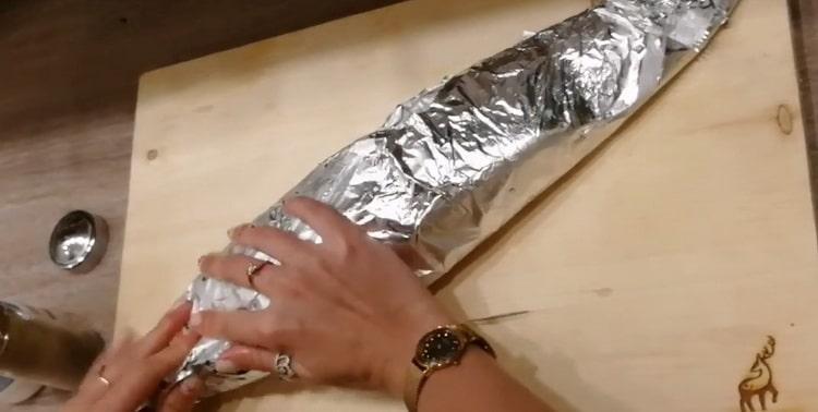 Para cocinar pescado Muscone, envuélvalo en papel de aluminio.