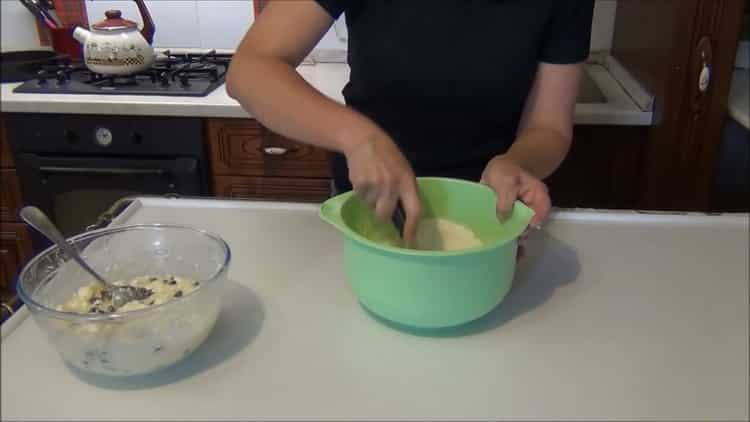 Pour préparer une tarte en vrac avec du fromage cottage, broyer les miettes de farine