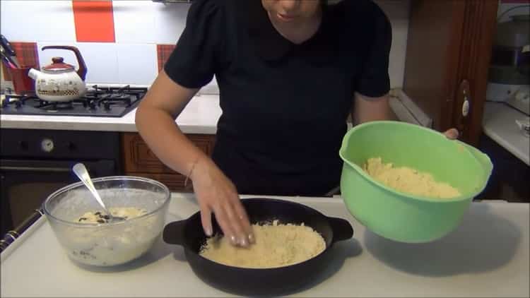Pour préparer une tarte en vrac avec du fromage cottage, mettre les miettes de farine dans une plaque à pâtisserie