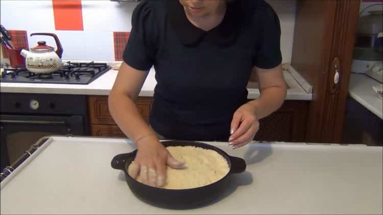 Pour préparer un gâteau en vrac avec du fromage cottage, mettez des miettes de farine sur la garniture