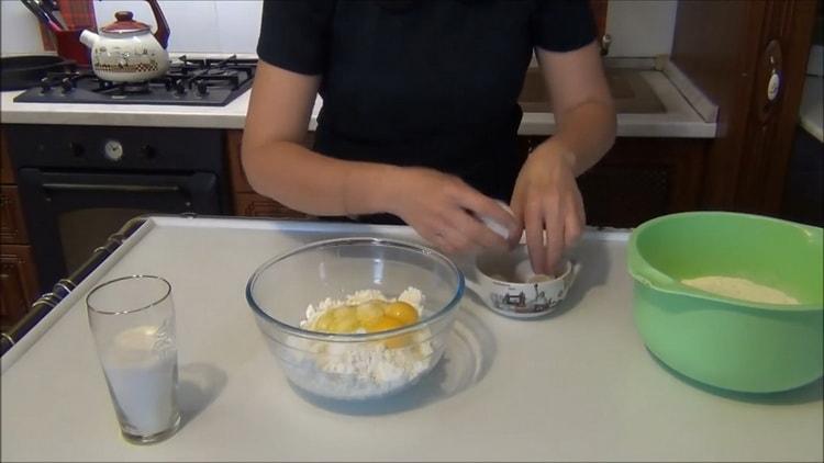 Za pripremu krupnog kolača s skute, pomiješajte sastojke