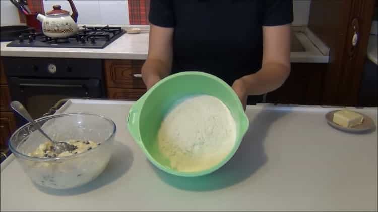 Pour la préparation de tartes en vrac avec du fromage cottage, tamiser la farine