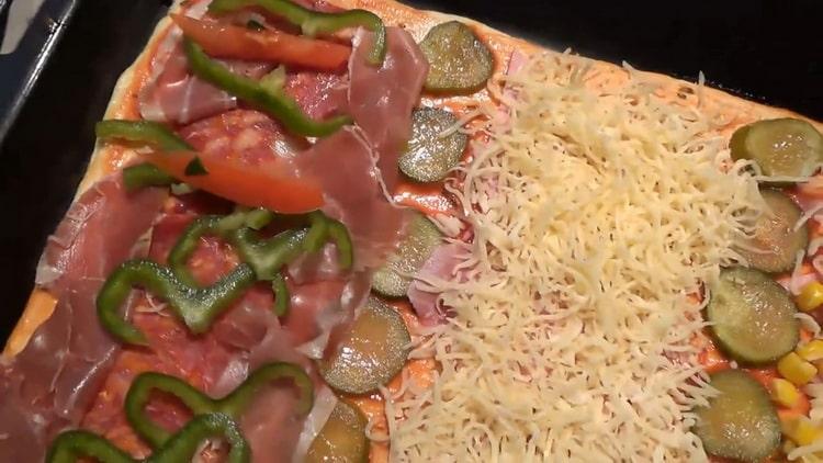 Para hacer los ingredientes de la pizza, ponga los tomates en la salchicha.