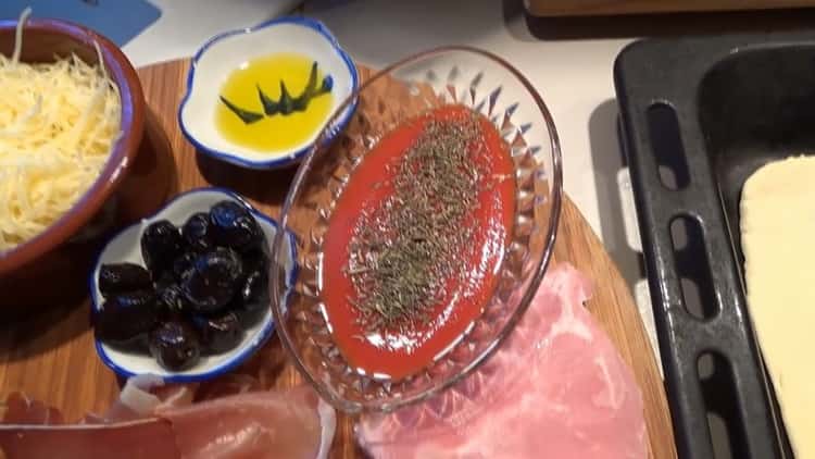 Para hacer los ingredientes de la pizza, prepare la salsa.