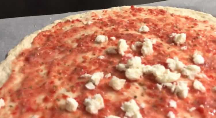Para hacer pizza napolitana, pon el queso sobre la masa