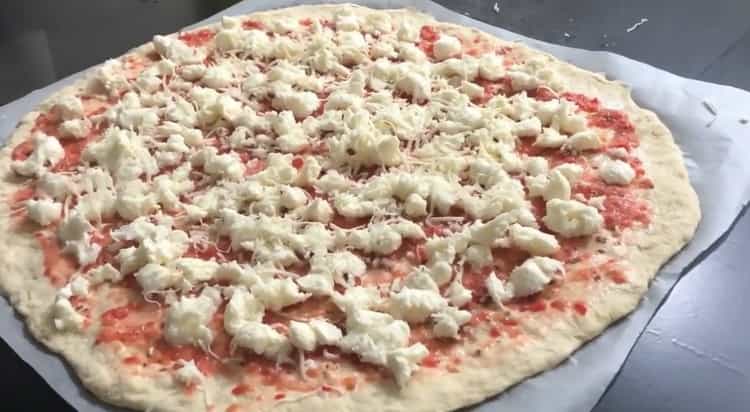 Para hacer pizza napolitana, prepara los ingredientes para cocinar