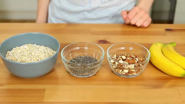 Para hacer galletas sin galletas, prepare los ingredientes.