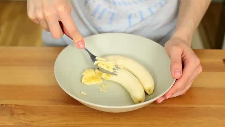 Samljeti bananu kako biste napravili nelagodni kolačić
