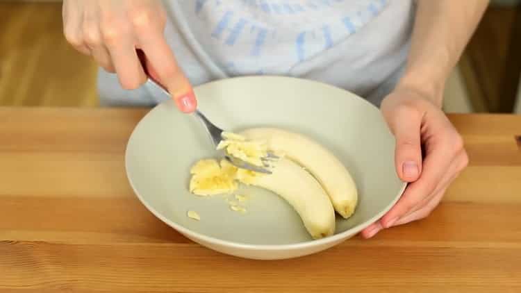 Moler un plátano para hacer una galleta incómoda