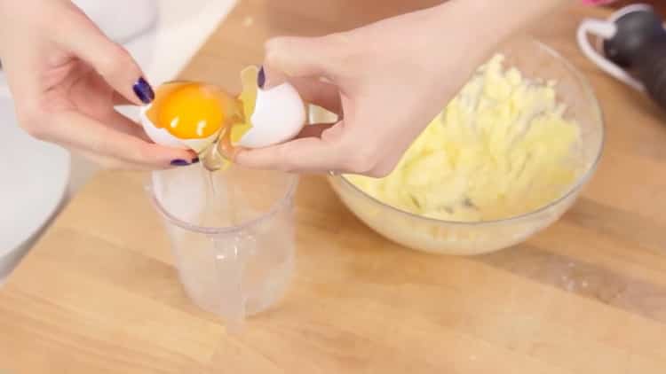 Para hacer galletas navideñas, separe la proteína y la yema