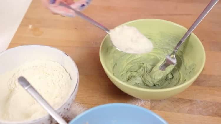 Para hacer galletas navideñas, mezcla los colores