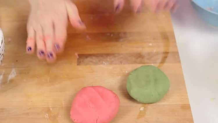 Para hacer galletas navideñas, amasa la masa