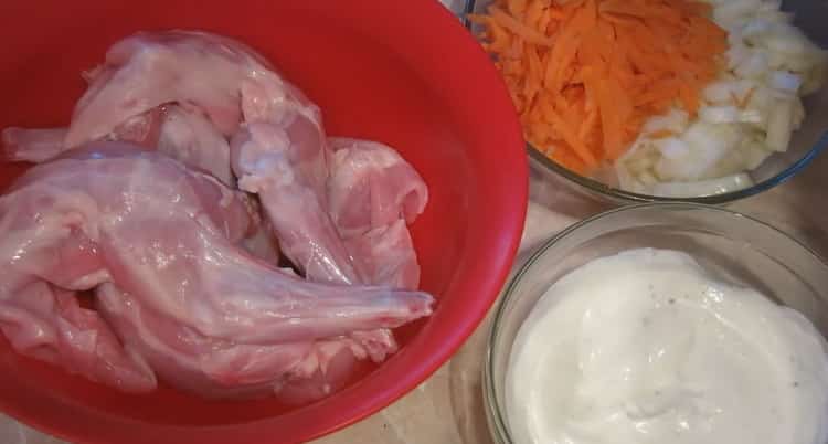 De acuerdo con la receta para hacer patas de conejo, prepare los ingredientes.