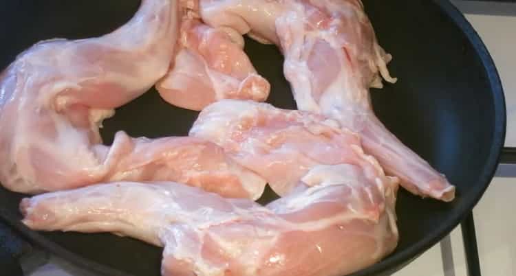 De acuerdo con la receta para hacer patas de conejo, prepare carne