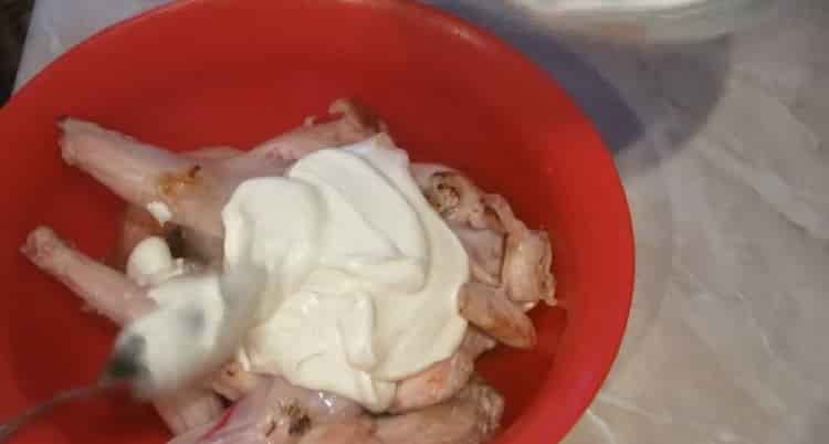 Ayon sa recipe para sa paggawa ng mga paa ng kuneho, ihalo ang karne na may sarsa