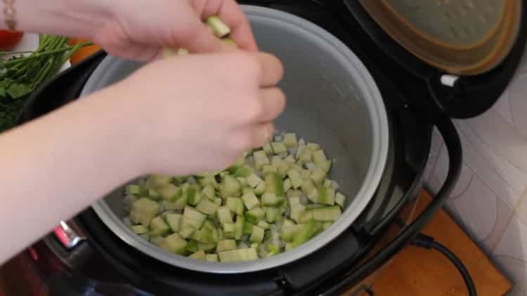 Para cocinar estofado de verduras en una olla de cocción lenta, corte todos los ingredientes